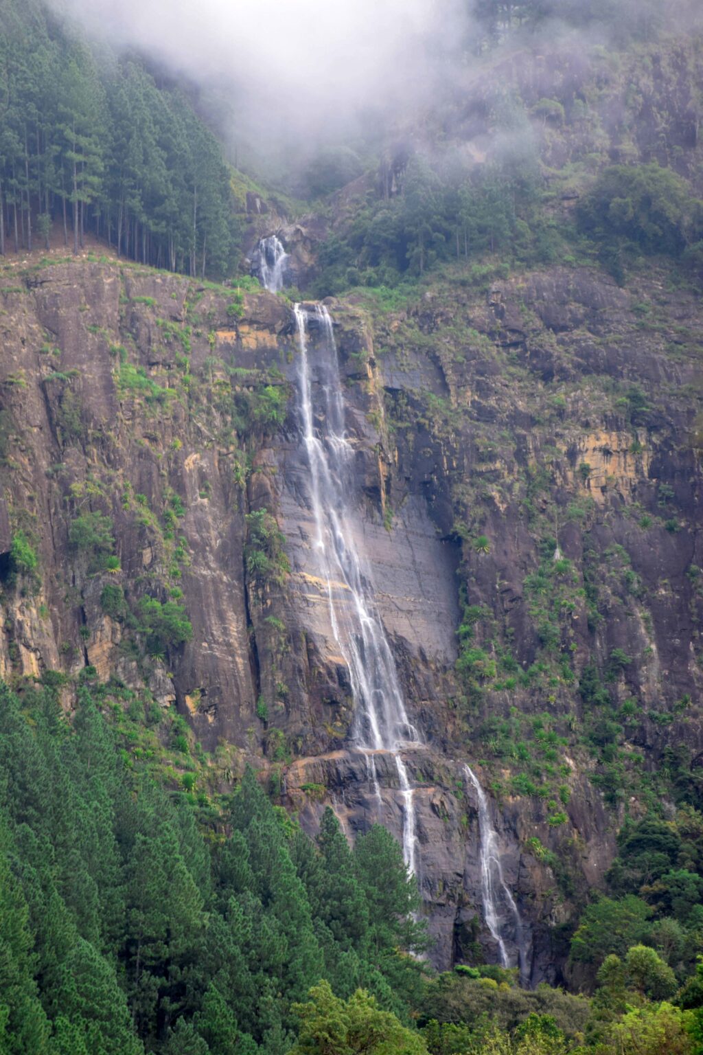 ලංකාවේ උසම දිය ඇල්ල – බඹරකන්ද මනාලිය